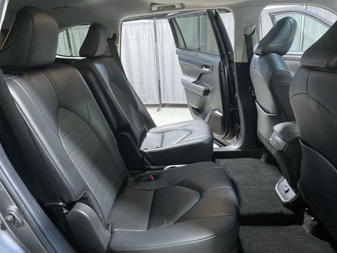 Used 2024 Toyota Highlander XLE AWD/4WD image 13