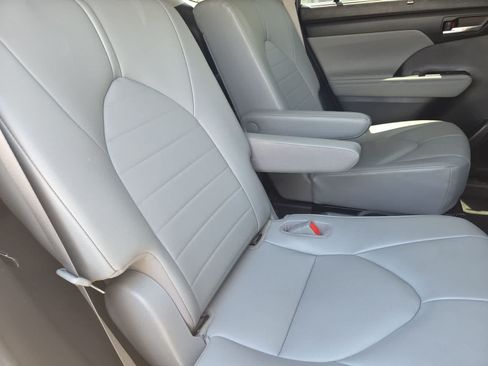 Used 2021 Toyota Highlander XLE FWD image 20
