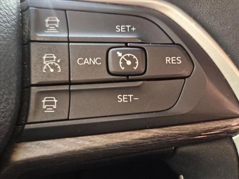 Used 2023 Jeep Grand Cherokee L Limited w/ Luxury Tech Group II AWD/4WD image 16