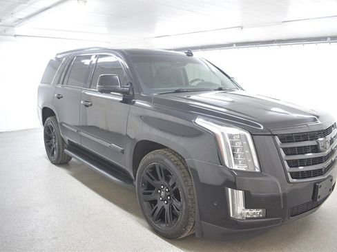 Used 2017 Cadillac Escalade Luxury image 1