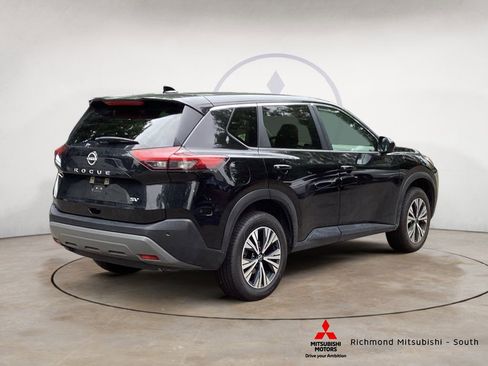 Used 2023 Nissan Rogue SV image 3
