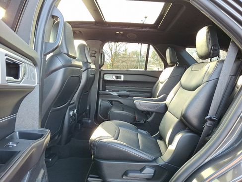 Used 2020 Ford Explorer ST image 11