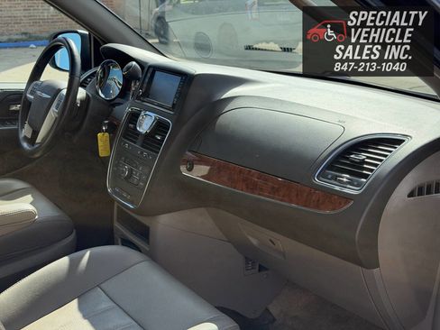 Used 2016 Chrysler Town & Country Touring image 31