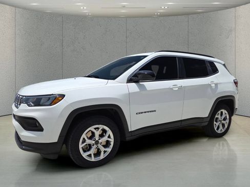 Used 2025 Jeep Compass Latitude AWD/4WD image 10
