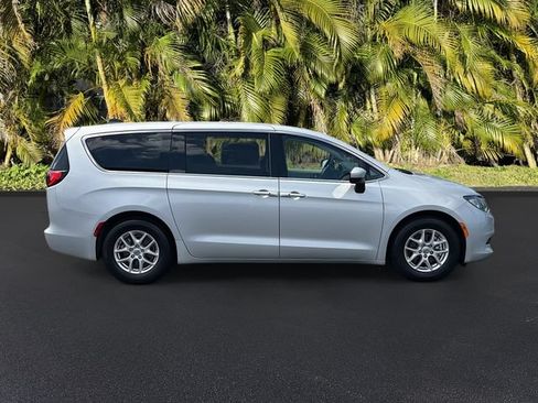 Used 2023 Chrysler Voyager LX FWD image 4