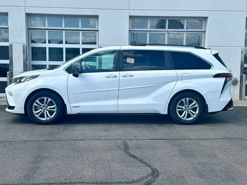 Used 2021 Toyota Sienna XSE w/ XSE Plus Package AWD/4WD image 3