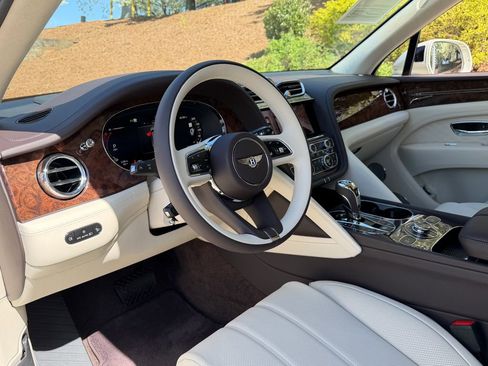Used 2025 Bentley Bentayga image 18