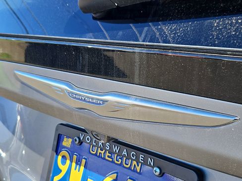 Used 2017 Chrysler Pacifica Touring-L image 26