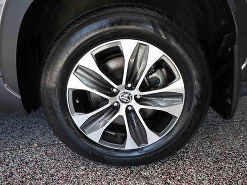 Used 2021 Toyota Highlander XLE AWD/4WD image 30