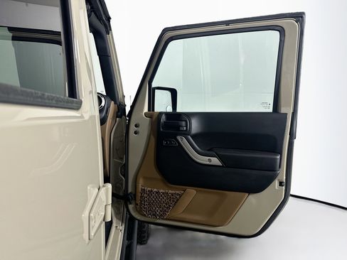 Used 2018 Jeep Wrangler Unlimited Rubicon w/ Connectivity Group image 30