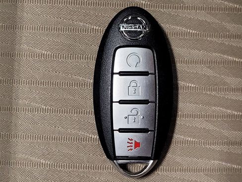 Used 2017 Nissan Rogue SV FWD image 32