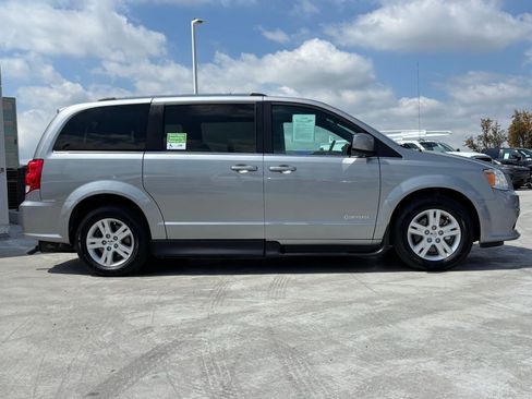 Used 2019 Dodge Grand Caravan SXT image 5
