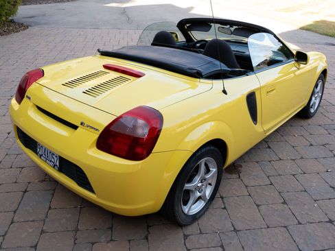 Used 2001 Toyota MR2 Spyder image 9