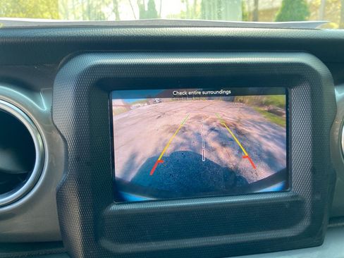 Used 2019 Jeep Wrangler Unlimited Sahara AWD/4WD image 14