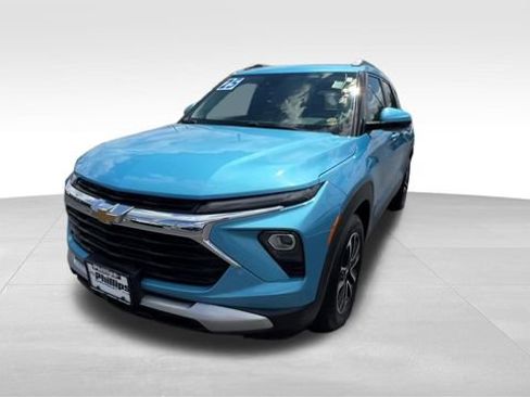Used 2025 Chevrolet TrailBlazer LT FWD image 2