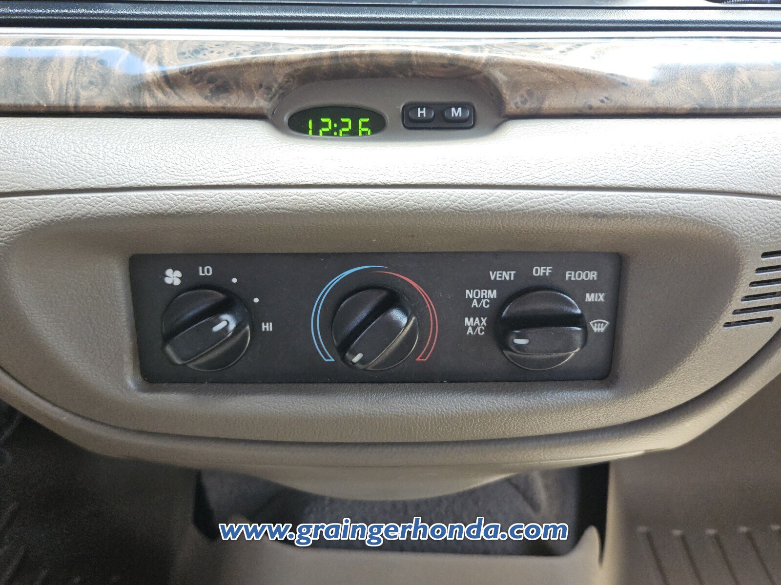 Used 2000 Ford Crown Victoria RWD image 17