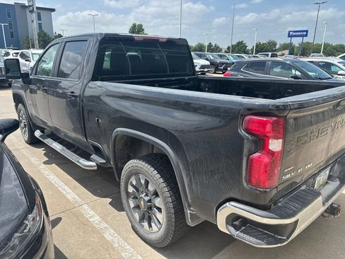 Used 2022 Chevrolet Silverado 2500 LT w/ Convenience Package AWD/4WD image 2