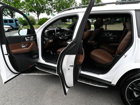 Used 2025 Mercedes-Benz GLS 580 4MATIC image 34