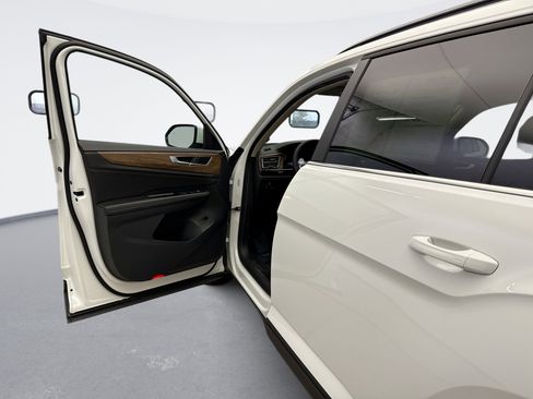 Used 2024 Volkswagen Atlas SE image 9