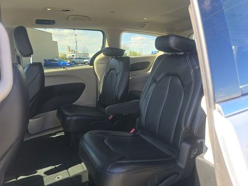 Used 2024 Chrysler Pacifica Touring-L FWD image 14