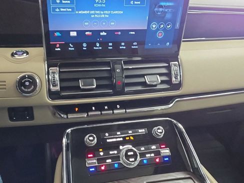 Used 2022 Lincoln Navigator Reserve image 10