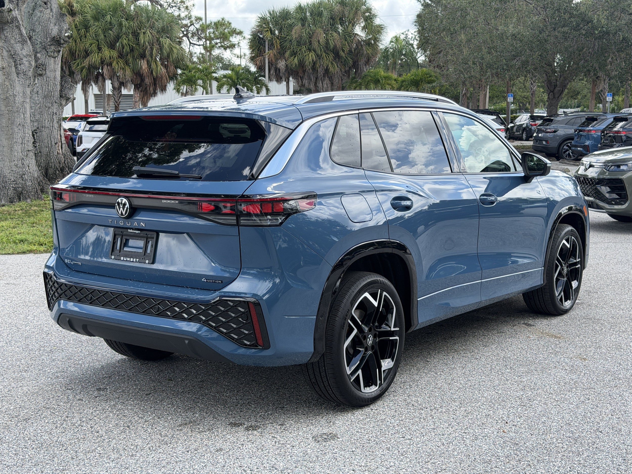 New 2026 Volkswagen Tiguan SEL R-Line AWD/4WD image 7