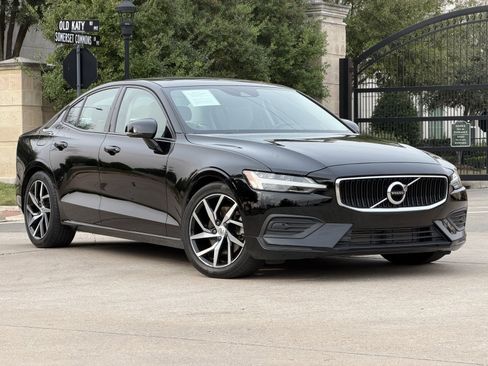 Used 2020 Volvo S60 T5 Momentum image 1
