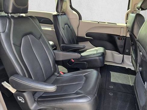 Used 2023 Chrysler Pacifica Touring-L image 18