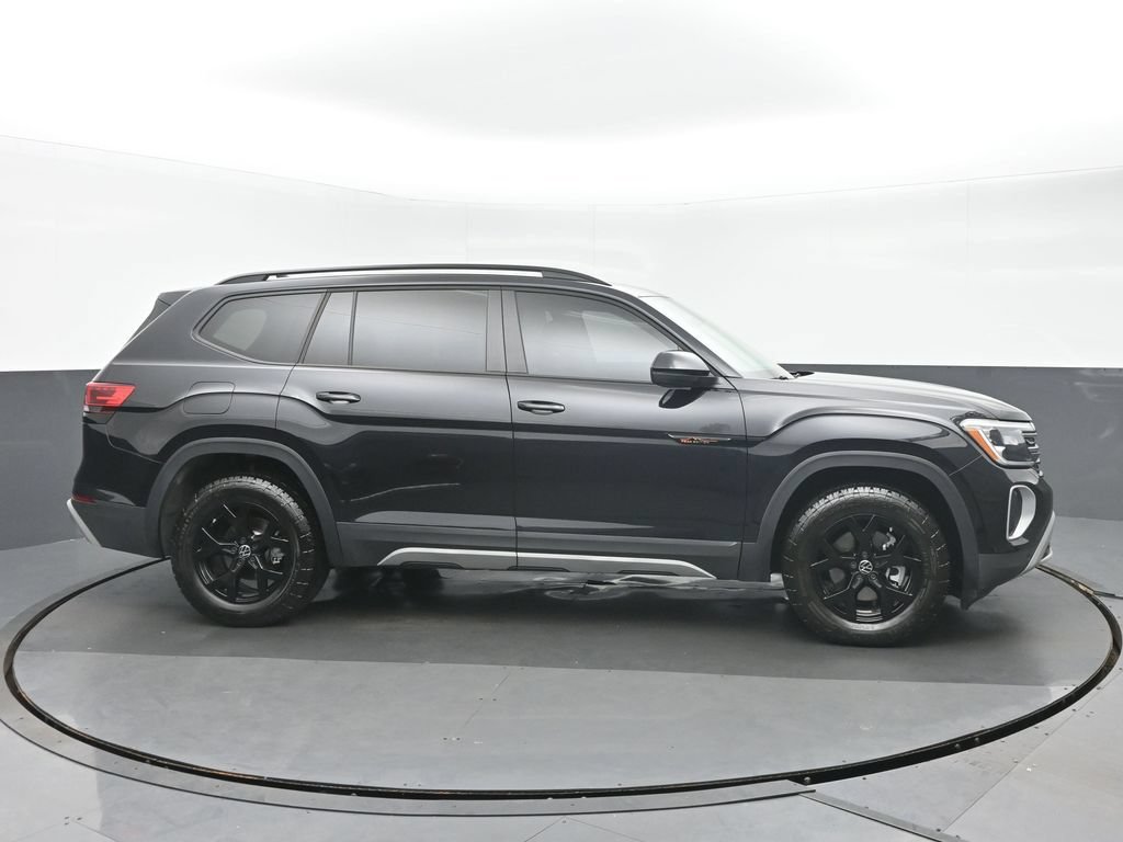Used 2025 Volkswagen Atlas Peak Edition SE AWD/4WD image 2