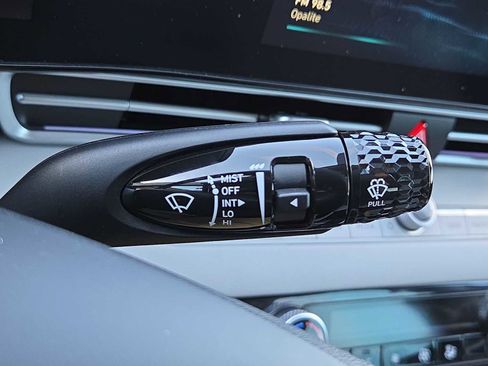 Used 2025 Hyundai Elantra Limited image 26