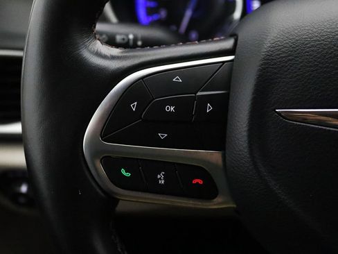 Used 2020 Chrysler Pacifica Touring-L FWD image 16