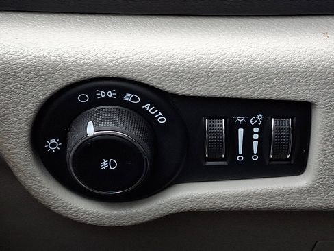 Used 2023 Chrysler Pacifica Touring-L image 24