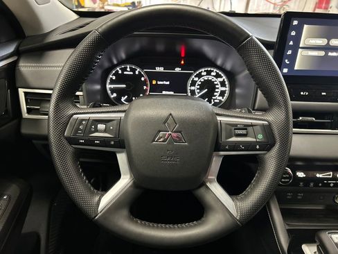 Used 2025 Mitsubishi Outlander SE image 18
