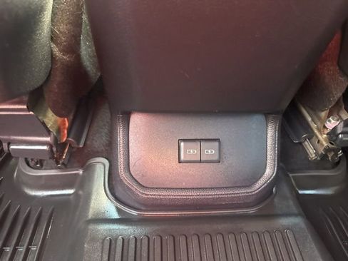Used 2022 Toyota Highlander XLE FWD image 27