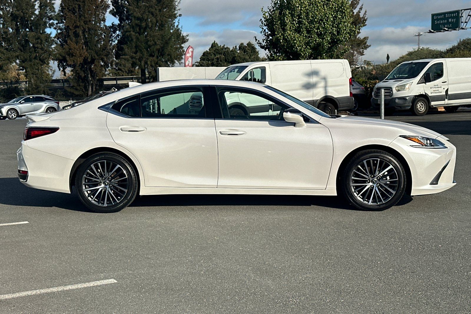 Used 2025 Lexus ES 300h w/ Premium Package FWD image 3