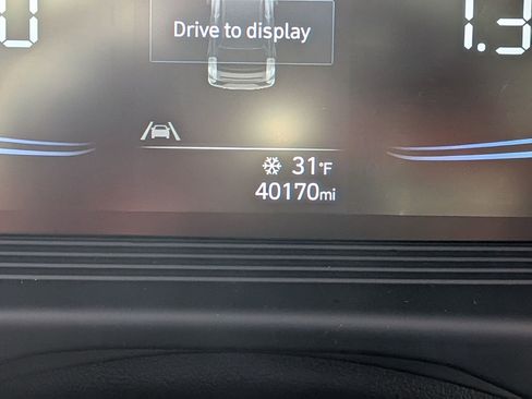 Used 2024 Hyundai Venue SEL image 25