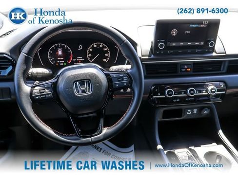Used 2025 Honda Pilot Sport image 13