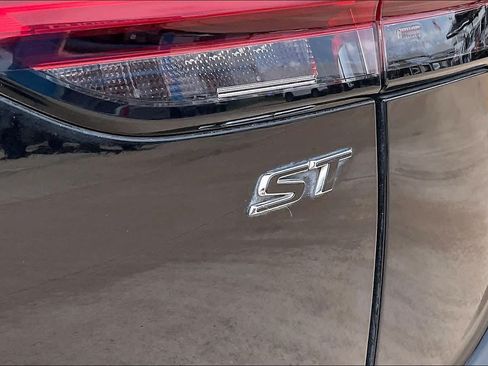 Used 2023 Buick Envision Essence w/ Sport Touring Package FWD image 11