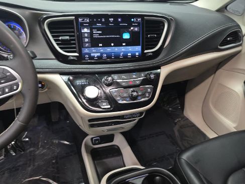 Used 2023 Chrysler Pacifica Touring-L w/ Uconnect Theater Family Group AWD/4WD image 7