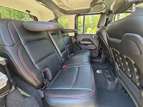 Used 2022 Jeep Wrangler Unlimited Rubicon w/ Xtreme Recon 35" Tire Package AWD/4WD image 17