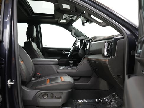 Used 2025 GMC Sierra 1500 AT4 w/ Technology Package AWD/4WD image 11