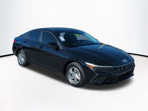New 2026 Hyundai Elantra SE FWD image 2
