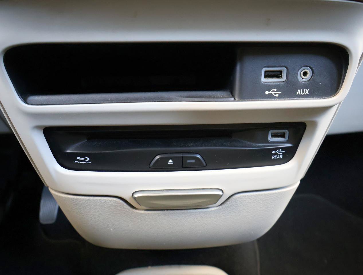 Used 2017 Chrysler Pacifica Limited w/ UConnect Theater Package FWD image 57
