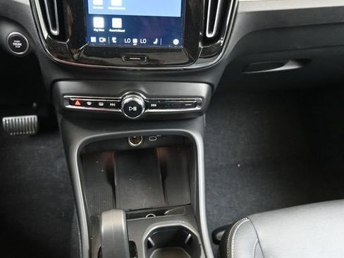 Certified 2025 Volvo XC40 B5 Core image 28