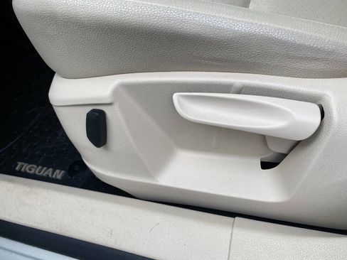 Used 2013 Volkswagen Tiguan SE image 17