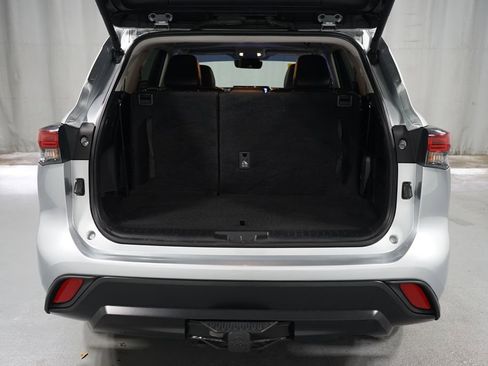 Certified 2024 Toyota Highlander XLE image 38