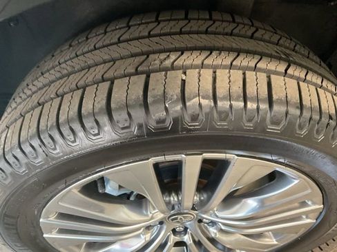 Used 2023 Toyota Venza Limited image 8