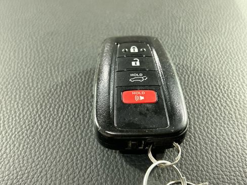 Used 2023 Toyota Highlander XLE image 25