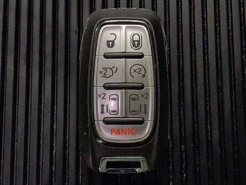 Used 2023 Chrysler Pacifica Touring-L FWD image 32