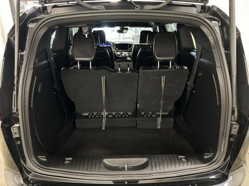 Used 2025 Chrysler Pacifica Select image 32